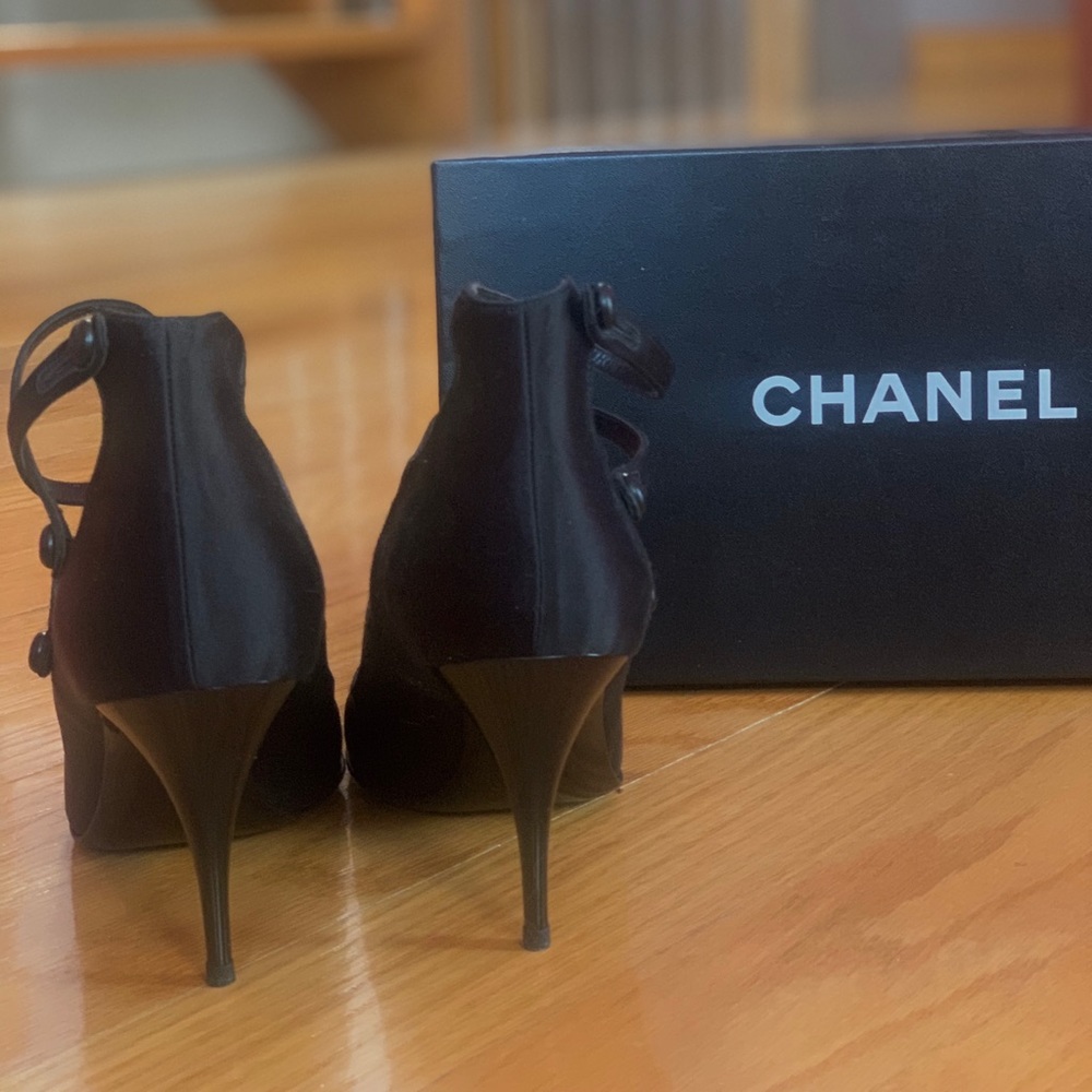 Chanel Black Pumps